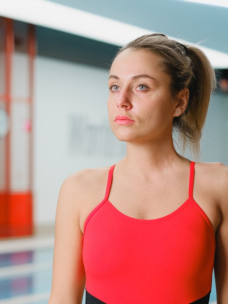 Ioana Dumitrache, antrenoare pentru grupele mici, la marginea bazinului