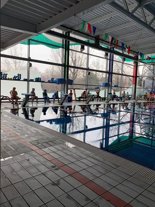 Grupele pregătite pe marginea bazinului acoperit