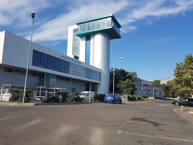 Clădirea bazinului de pe Strada Soveja, văzută din parcare