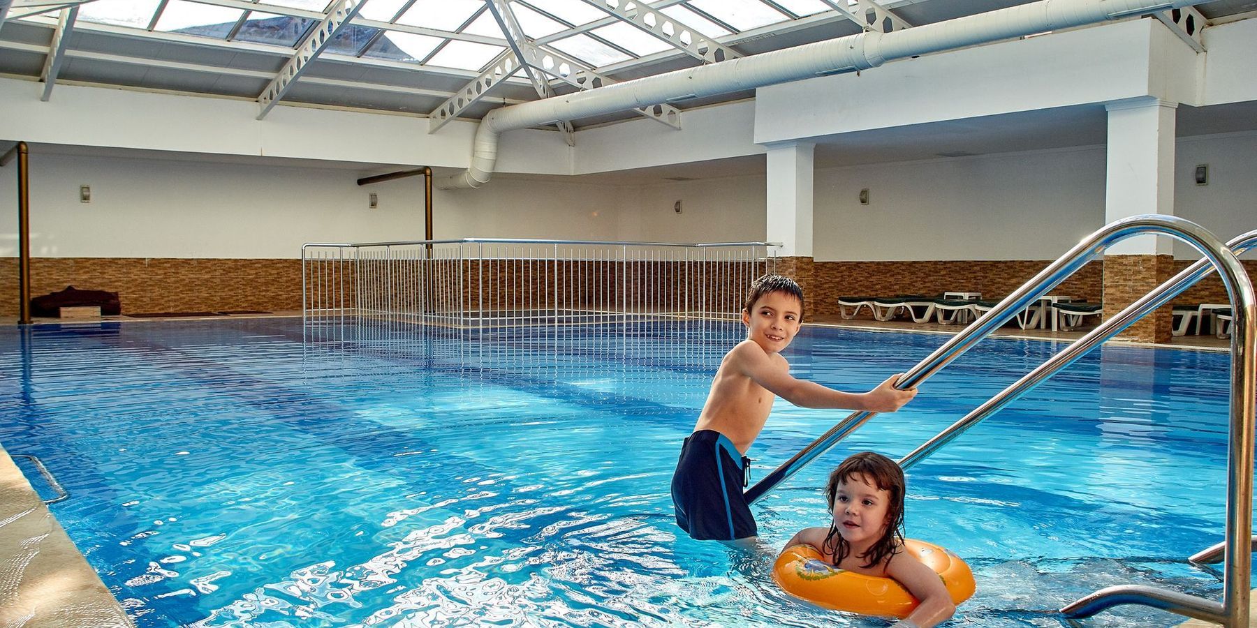 Sala unui bazin acoperit, cu lumină naturală prin luminator