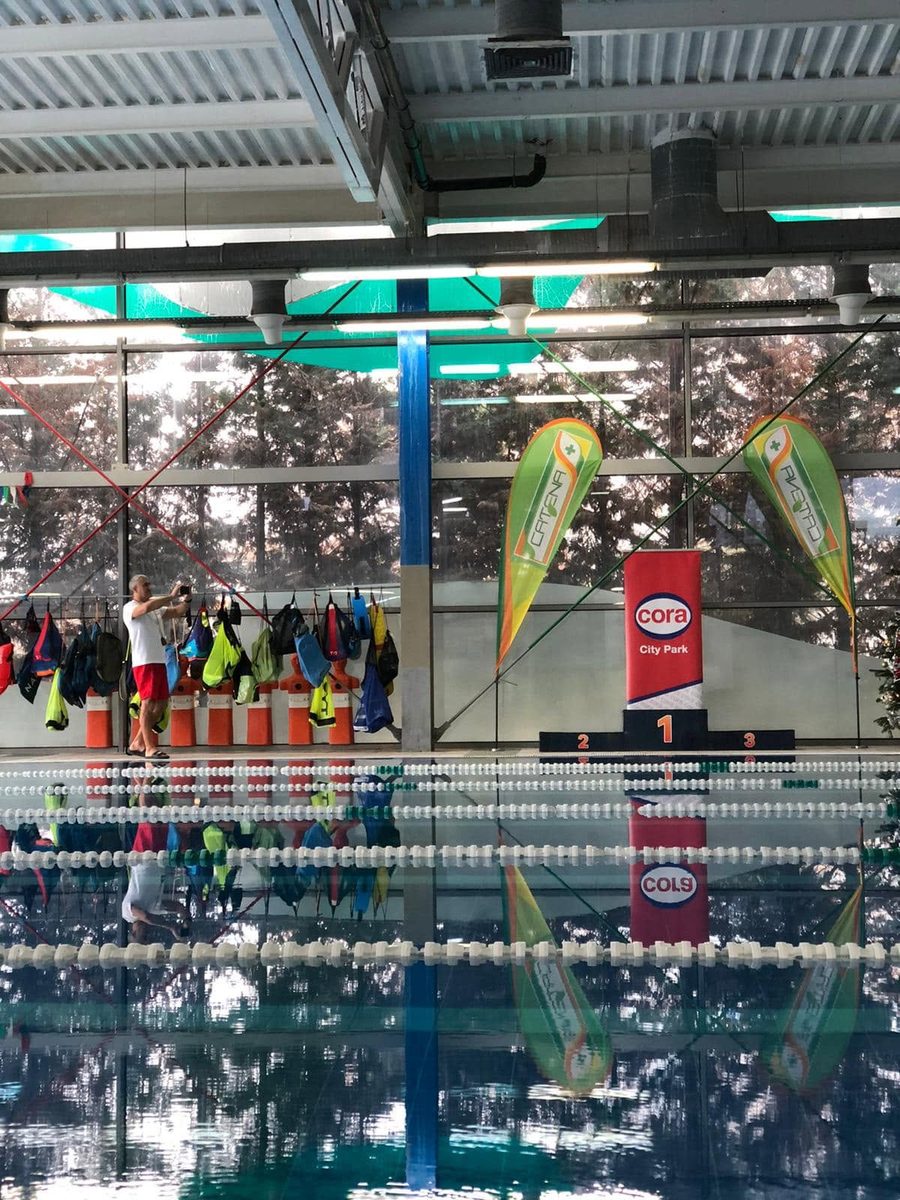 Podiumul de premiere, pregătit lângă bazin pentru concurs