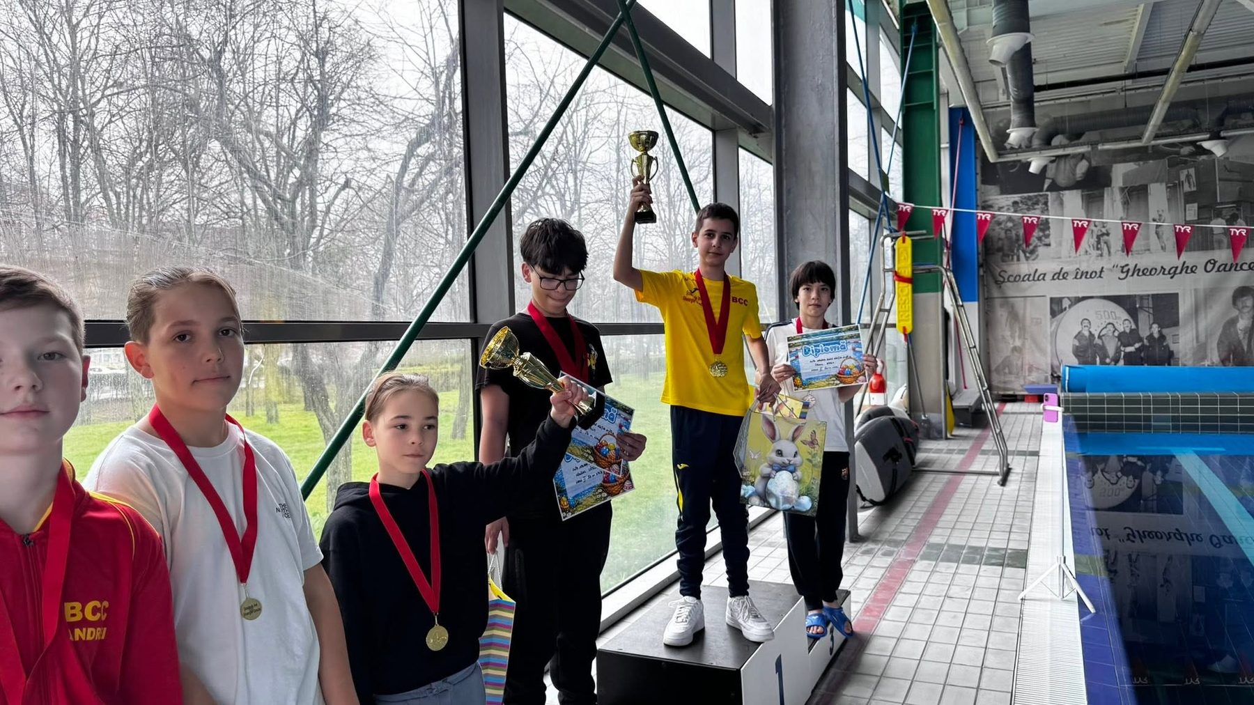 Copiii școlii pe podium, cu medalii și cupe după concurs