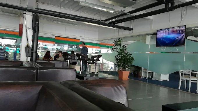 Sala de așteptare pentru părinți, cu vedere spre bazin